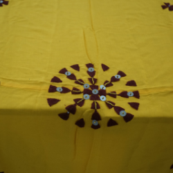 Plaid marocain de couleur jaune broderie rouge fait main